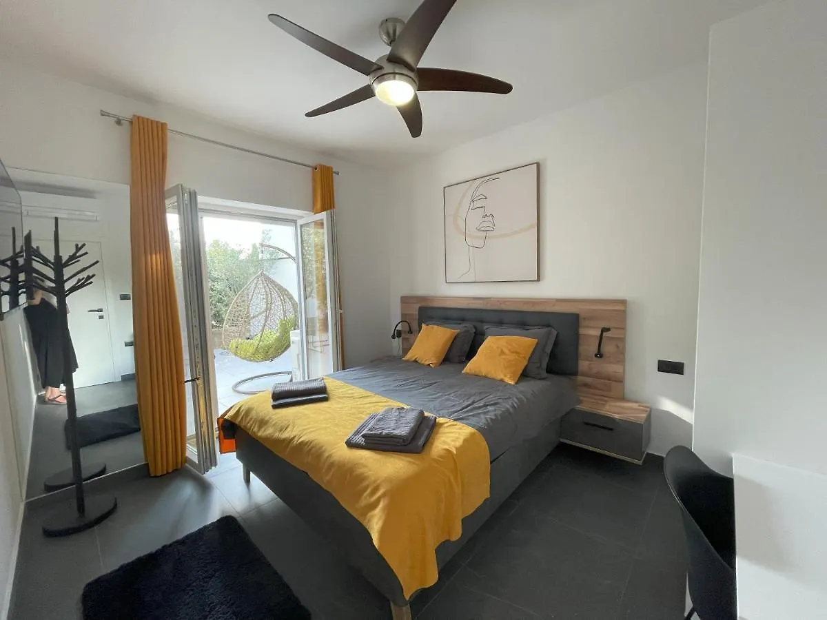 Valkane Beach Apartments 普拉