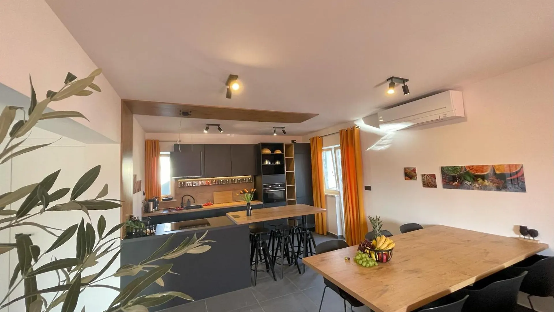 Valkane Beach Apartments 普拉