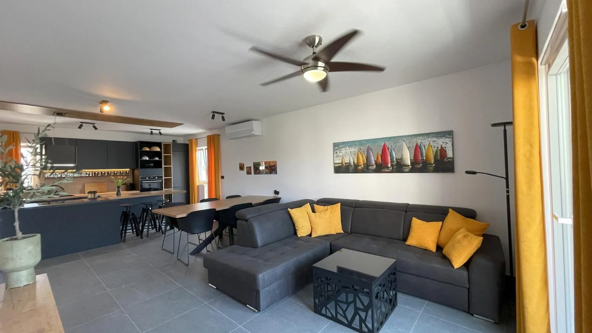 Valkane Beach Apartments 普拉