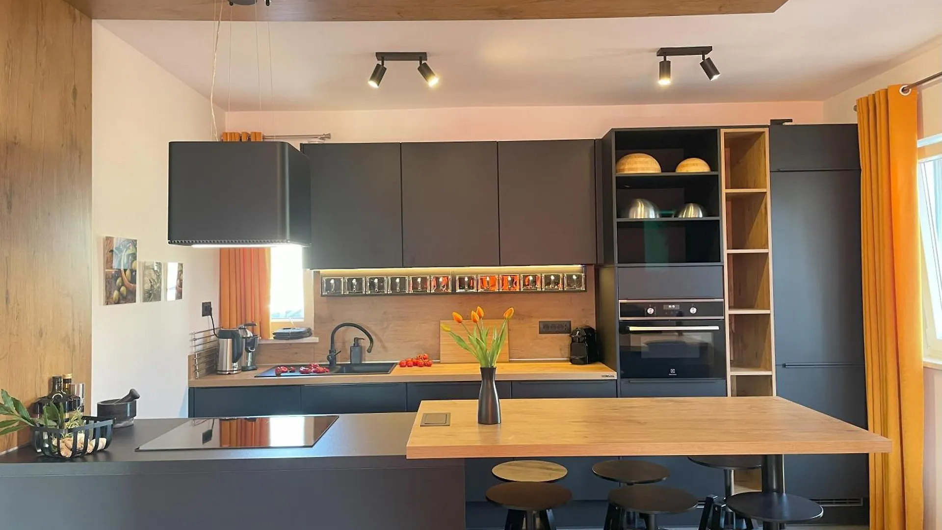 Valkane Beach Apartments 普拉